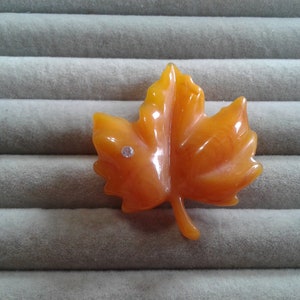 Avon 1985 „Dew Touch“ Lucite Maple Leaf mit Strass, signiert, Gelb oder Grün