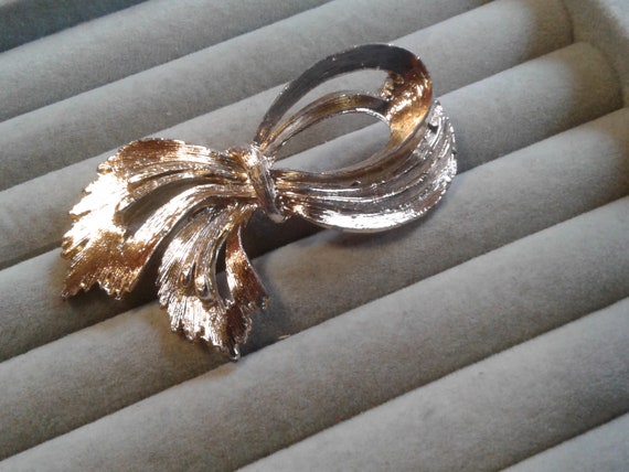 Midlcentury Loooped Bow Spray Brooch with Ribbed … - image 2