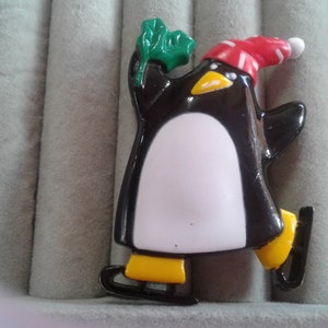 Pingüino patinador posmoderno de Hallmark 1989 con gorro de Papá Noel y una ramita de acebo, firmado y fechado