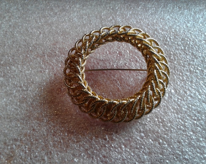 Dimensional Goldtone Circle Brooch of Interlocking Circles