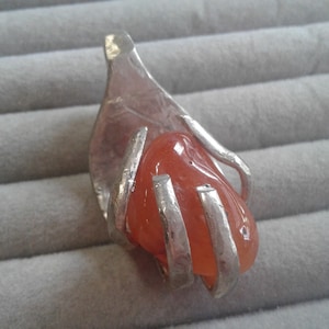 Silvertone vorkhand met een Carnelian Pebble, ambachtelijke hanger