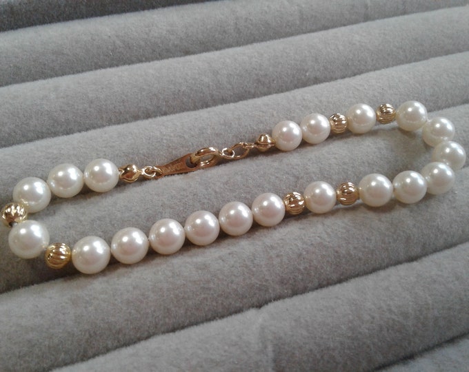 Avon 1985 "Pearlustre" Bracelet 7" with Fluted Goldtone Beads, Signed