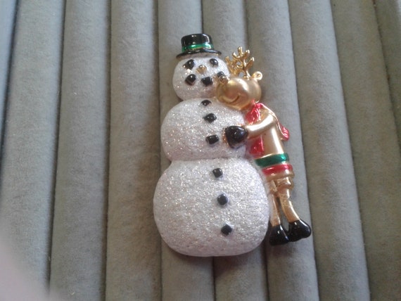 AJC Goldtone Reindeer Hugging a Snowman Pin, Sign… - image 2
