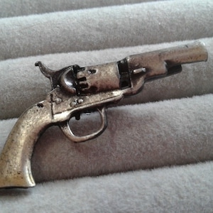 Small Novelty Revolver Tie Clip. Vintage 1960s or 1970s