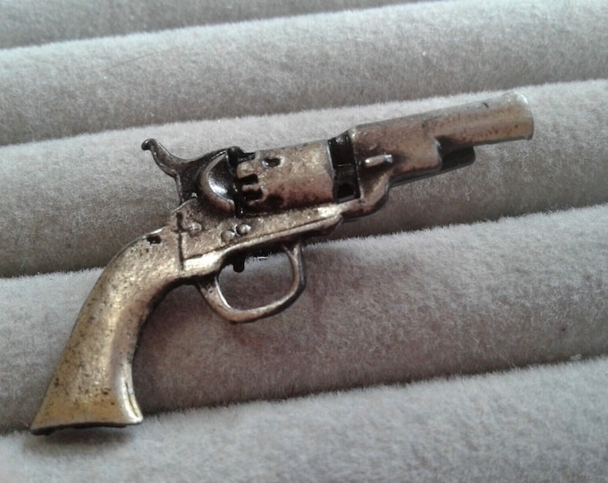 Small Novelty Revolver Tie Clip. Vintage 1960s or 1970s
