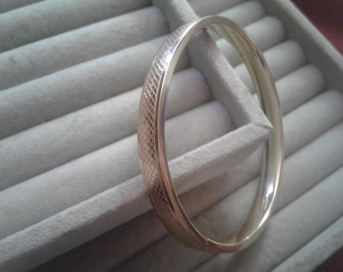 Ballou Gold Overlay Expansion Guard Bangle Bracelet in Fish Scale Pattern, Signed B.A.B., Marked Overlay with Brass Guard