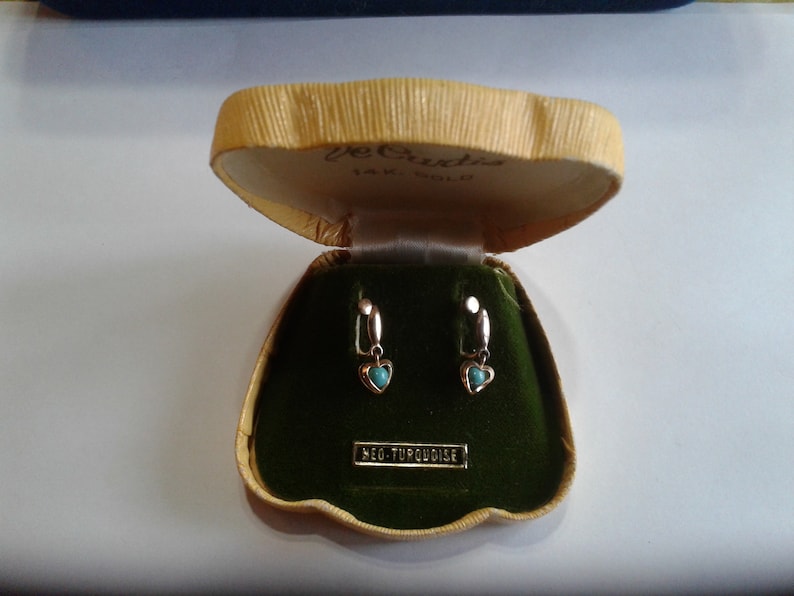 De Curtis Solid 14K Yellow Gold and Neo-Turquoise Midcentury Screw Back Dangle Heart Earrings in Original Box