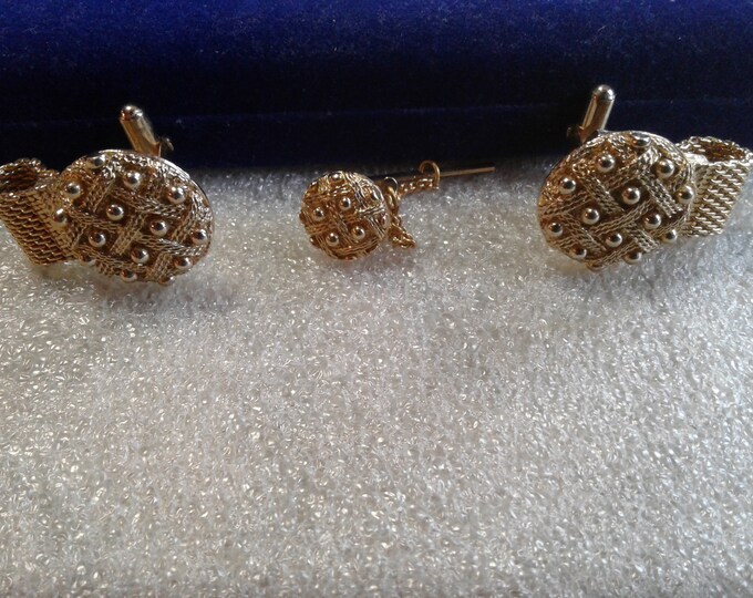 Foldover Cufflinks and Tie Clip in Goldtone Round Lattice and Stud Pattern