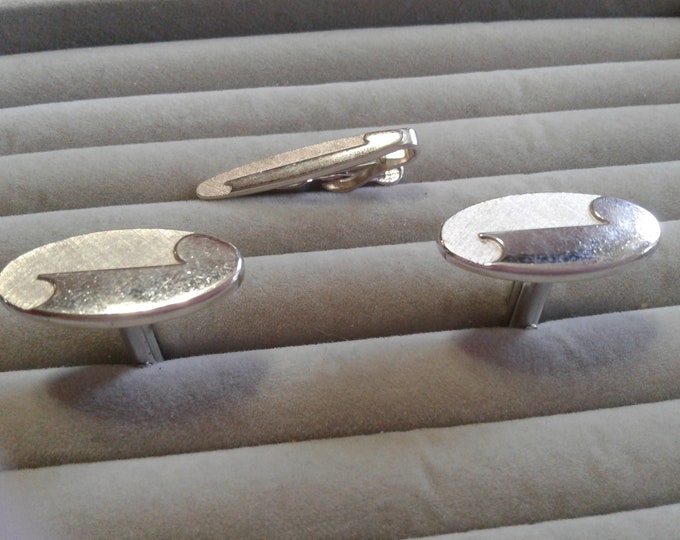 Swank Oval Linen Textured and Bright Abstract Design Cufflinks and Tie Clip Set, Signed