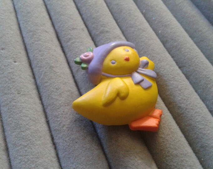 Gibson Greetings Chick in Lavender Easter Bonnet Plastic Novelty Pin, Signed GGI