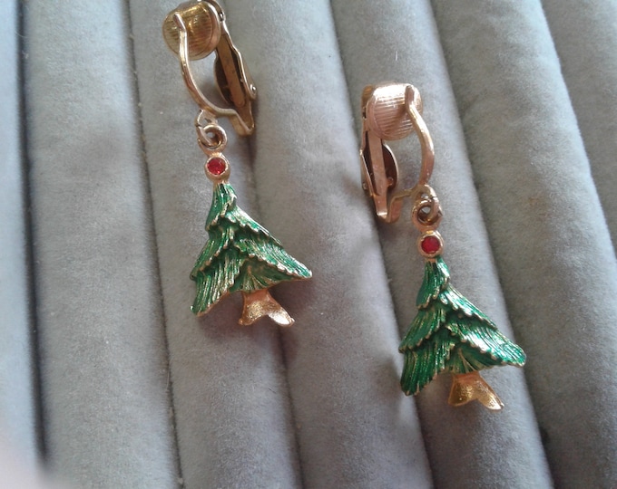 Small Painted Goldtone Metal Christmas Tree Novelty Dangling Clip On Earrings