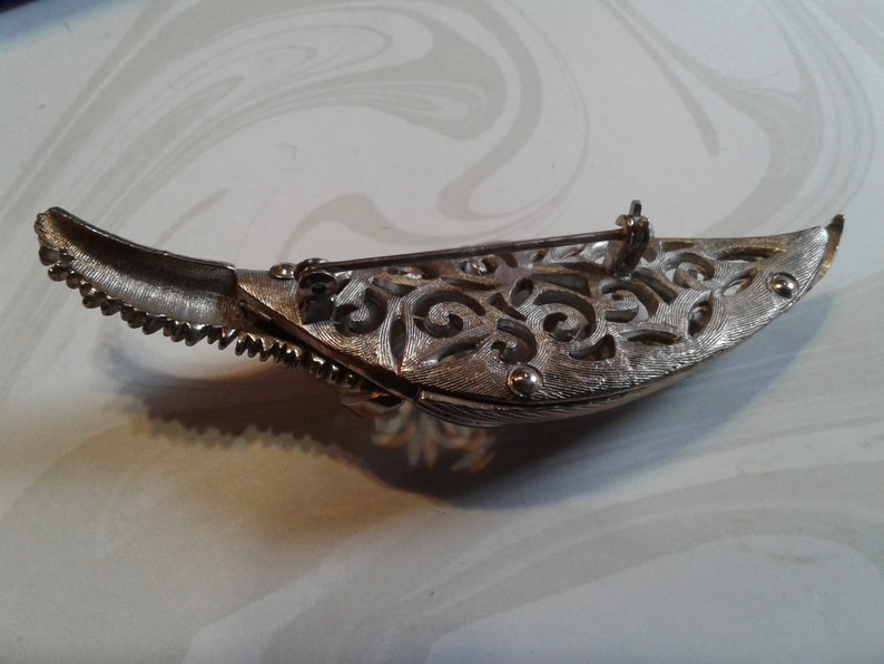 Midcentury Large Dimensional Folded Leaf Brooch with Filigree Cutout in Silvertone