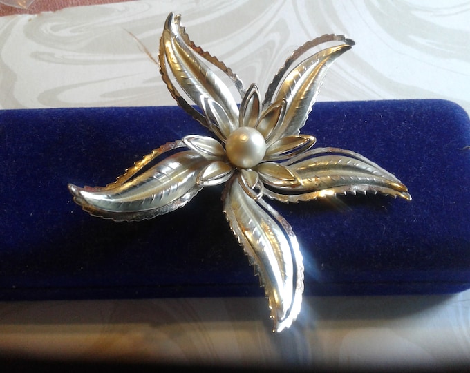 Large Vintage Mod Dimensional Silvertone and Faux Pearl Floral Brooch