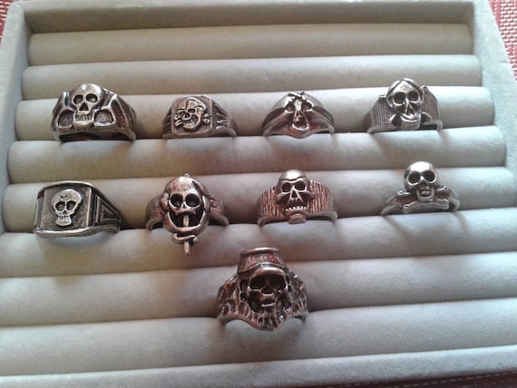 Bagues tete de mort fantaisie vintage en ton argent vieilli reglables vendues separement actuellement environ 8 5 Etsy France