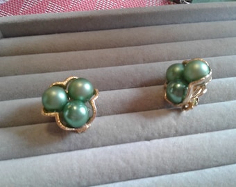 Green Faux Pearl and Goldtone Trefoil Clip On Earrings