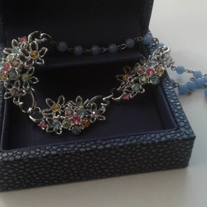 Schöne MidCentury Multi Color Pastell Strass Obstsalat Floral Silvertone und blaue Glasperlen Kette verstellbar Halskette