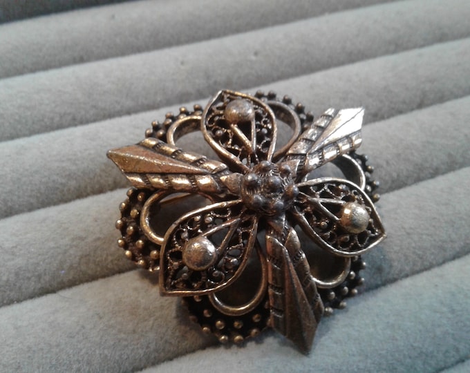 Hedy Botanical Circle Brooch in Bronzetone/Antiqued Goldtone, Signed