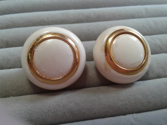 Crown Trifari Ivory Plastic and Goldtone Chunky D… - image 1