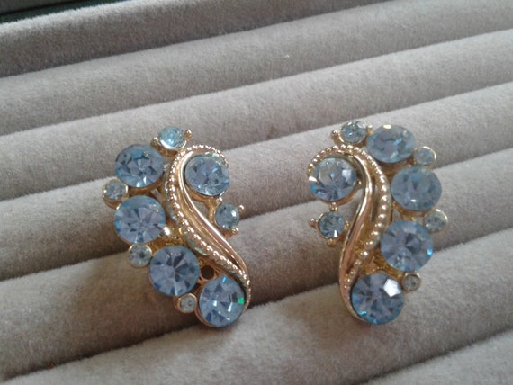 Lisner Pale Blue Rhinestone and Goldtone Swirl Cl… - image 4