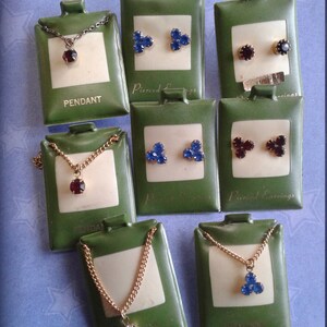 Boucles d'oreilles et pendentifs en cristal et tons dorés Deadstock sur cartes de stock originales vert avocat