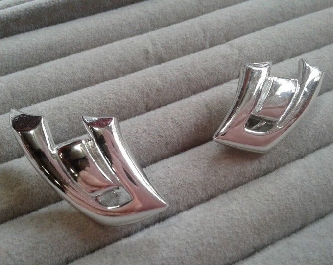 Vintage Dramatic Geometric Silvertone Clip Earrings 1970s Grandma Chic