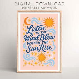 Peut inclure: Impression encadrée avec l'inscription "Listen to the Wind Blow, Watch the Sun Rise". L'œuvre présente un fond rose avec des illustrations de soleil, lune, étoiles et vagues stylisées en orange, bleu et jaune. Téléchargement numérique.