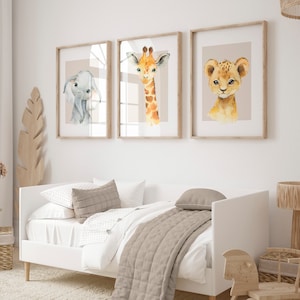 Láminas de pared neutras para habitación infantil con elefante bebé, león y jirafa. Juego de 3 estampados de animales de safari en beige para dormitorio de niñas y niños.