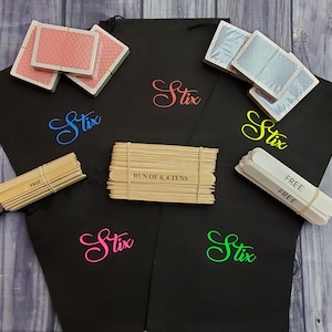 Het Sticks Rummy-kaartspel zorgt voor urenlang entertainment en familieplezier! Met LASERINKT doordrenkt schrift op Stix. Gezinsnacht/kamperen/cadeau geven