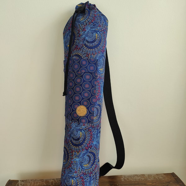 AfriKat Yoga Mat Bag in Indigo Feathers traditional ShweShwe fabric. Handmade in Berlin.