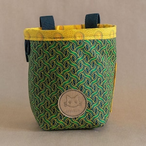 AfriKat チョークバッグ グリーン ブレイズ、キーポケットとブラシループ付き、裏地はフリース