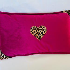 Funda de cojín de terciopelo rosa cereza de lujo con detalles de estampado de leopardo.