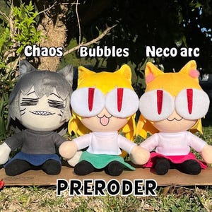 Puede incluir: Tres muñecos de peluche con forma de gato, cada uno con características únicas. Los muñecos están etiquetados como "Chaos", "Bubbles" y "Neco arc". Los muñecos están sentados sobre una superficie marrón, con la palabra "PRERODER" impresa debajo.