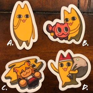 以下が含まれることがあります： 異なるポーズをとった黄色い猫のキャラクターが描かれたステッカーが4枚。最初のステッカーは、猫が自分の足を舐めている様子が描かれている。2枚目のステッカーは、猫が小さな赤い猫を抱きしめている様子が描かれている。3枚目のステッカーは、猫が魚の上に横たわって頭が魚に乗っている様子が描かれている。4枚目のステッカーは、猫が魚を持っている様子が描かれている。