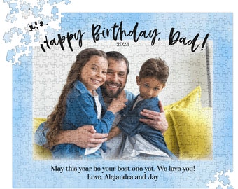 Może przedstawiać: Błękitna i biała układanka z puzzli z fotografią ojca i jego dwójki dzieci. Układanka zawiera tekst "Happy Birthday Dad! 2023" oraz "May this year be your best one yet. We love you! Love, Alejandra and Jay".