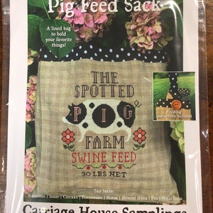 Puede incluir: Un patrón de punto de cruz para una bolsa de mano con temática de granja de cerdos. El patrón presenta un cerdo manchado con el texto "The Spotted Pig Farm Swine Feed 30 lbs Net". El patrón es parte de una serie que incluye reno, oveja, pollo, Halloween, caballo, liebre hambrienta, cerdo y pájaro salvaje.