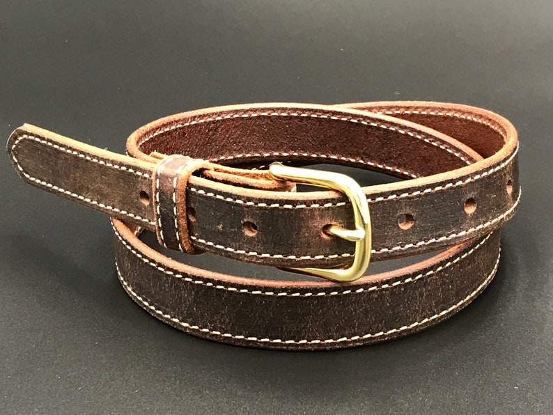 K&ouml;nnte beinhalten: Ein brauner Lederg&uuml;rtel mit wei&szlig;en N&auml;hten und einer Messing-Schnalle.