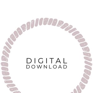 Pu&ograve; includere: Una cornice circolare composta da segmenti color malva chiaro disegnati a mano e disposti ad anello. Al centro del cerchio si trova il testo nero "DIGITAL DOWNLOAD" scritto in un carattere sans-serif, che indica un file per il download.