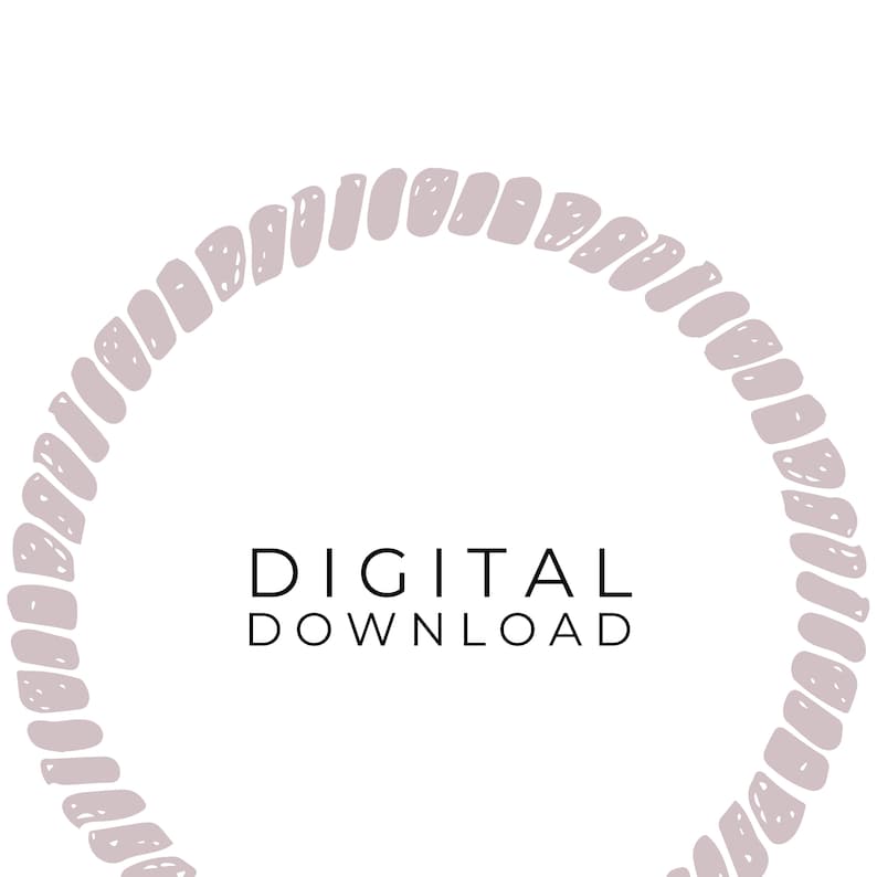 Pu&ograve; includere: Una cornice circolare composta da segmenti color malva chiaro disegnati a mano e disposti ad anello. Al centro del cerchio si trova il testo nero "DIGITAL DOWNLOAD" scritto in un carattere sans-serif, che indica un file per il download.