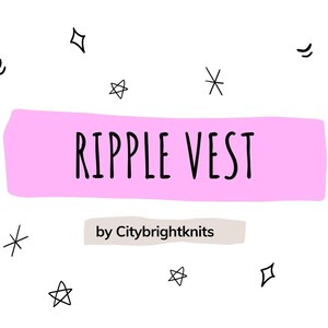 Pu&ograve; includere: Un design grafico bianco con il testo nero RIPPLE VEST centrato su uno sfondo rettangolare rosa, con il testo by Citybrightknits sottostante su un rettangolo beige, circondato da stelle e vortici neri sparsi disegnati a mano.
