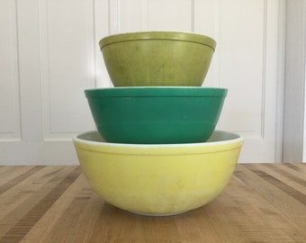 Vintage Pyrex Mixing Bowls: Primary Yellow, Green Nesting Set