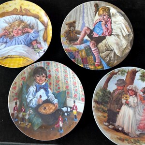 Könnte beinhalten: Set aus vier dekorativen Tellern mit Kinderillustrationen. Ein Teller zeigt ein Mädchen im Bett, ein anderer einen Jungen auf einem Bett, ein dritter einen Jungen mit einem Kuchen und der letzte eine Hochzeitsszene.