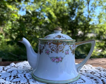 Tetera/chocolatera antigua japonesa pintada a mano con rosas y detalles en oro y verde.