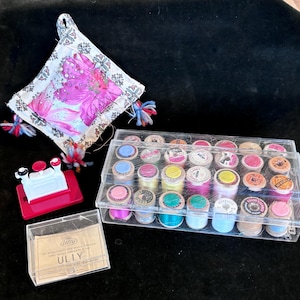 Trådrullar i trä med vintagemotiv: Genomskinlig förvaringslåda, nålträdare från Ully, nåldyna