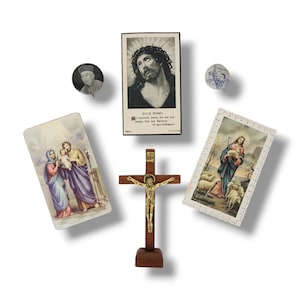 Effimeri religiosi Lotto Spille Carte funebri Necrologio Preghiere Crocifisso in legno Croce