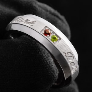 Anillo de plata de tungsteno de 6,5 mm con piedra preciosa familiar, alianza personalizada, anillo de promesa con piedra de nacimiento, nombres grabados personalizados en cursiva