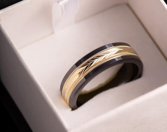 Schwarzer Herren-Ehering aus Keramik mit diamantgeschliffenem V-förmigem Goldmuster – Milgrain-Verzierung, Komfortpassform, individuelle Gravur
