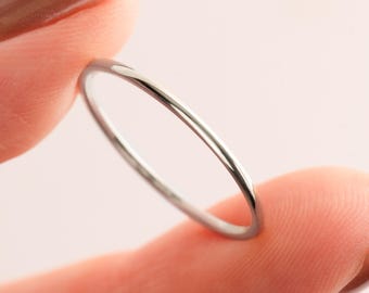 10k, 14k, 18k Weißgold, 1 mm schmaler Ring, zierlicher, minimalistischer Stapelring für Damen, schlichter Ehering oder Schmuck für jeden Tag