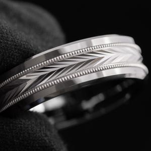 Fede nuziale in tungsteno con taglio a V a diamante, intarsio in argento sterling, motivo "Raccolto d'amore", dettagli a grana fine, vestibilità comoda, incisione personalizzata.