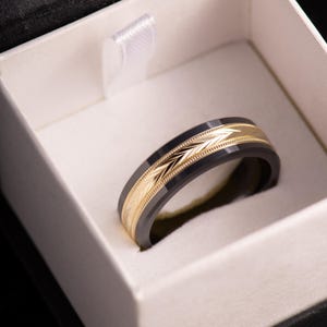 Zwarte keramische herentrouwring met diamantgeslepen goud V-patroon - Milgrain-detail, comfortabele pasvorm, aangepaste gravure