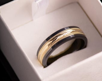 Herrenring aus schwarzer Keramik mit diamantgeschliffenem V-Goldmuster - Milgrain-Detail, bequeme Passform, individuelle Gravur